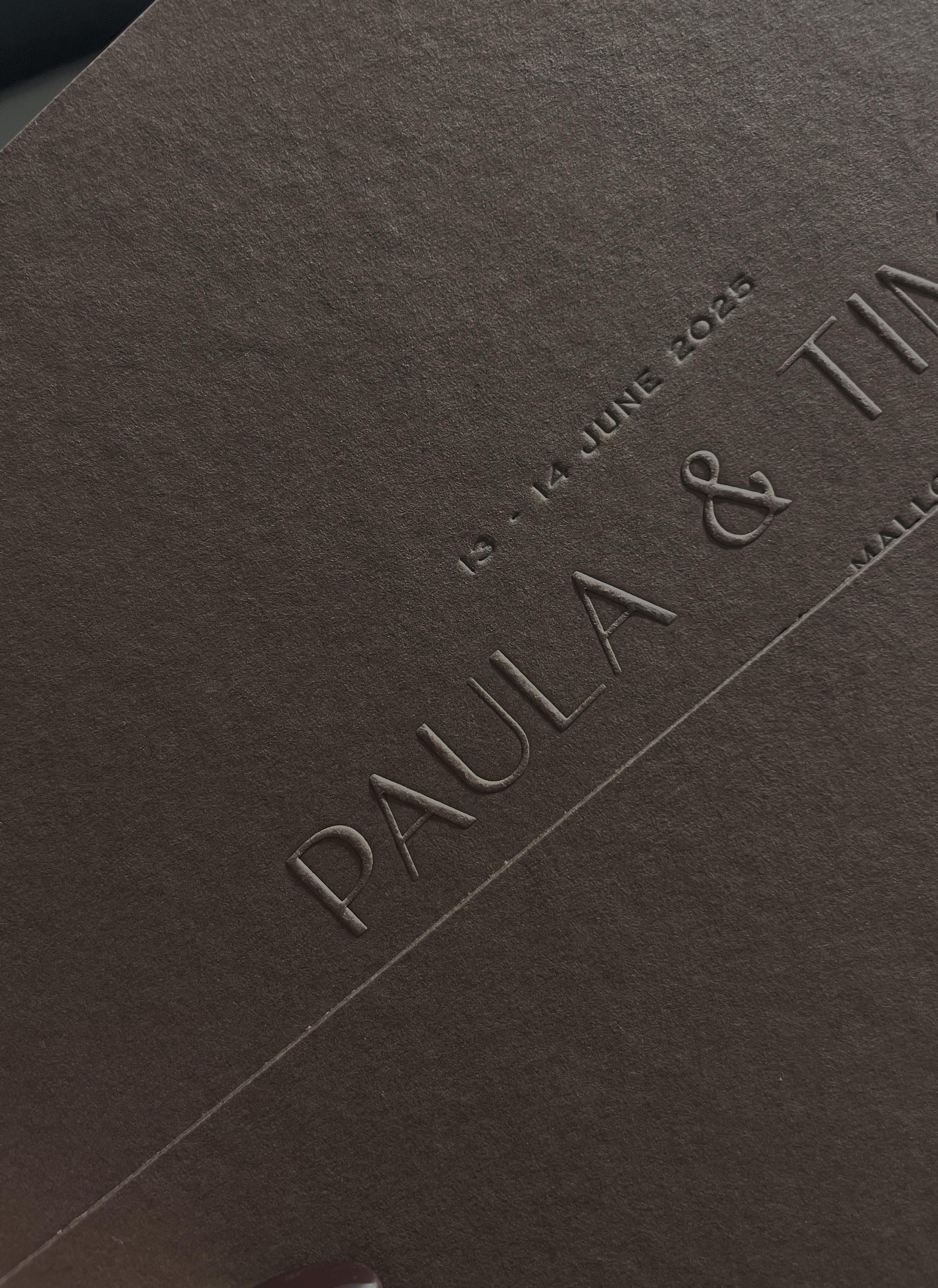 Geprägte Hochzeitseinladung auf tiefem Mokka-Papier mit Letterpress und Folienprägung — La Fortaleza, Mallorca — Wedding Mark by Aleksandra Popow