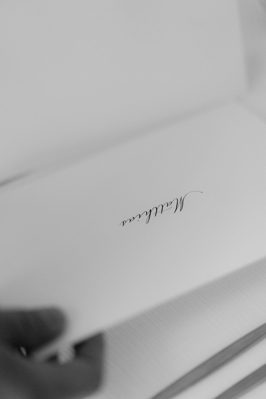 Handgefertigter Umschlag aus Baumwollpapier mit dem von Hand kalligrafierten Gästenamen Matthias