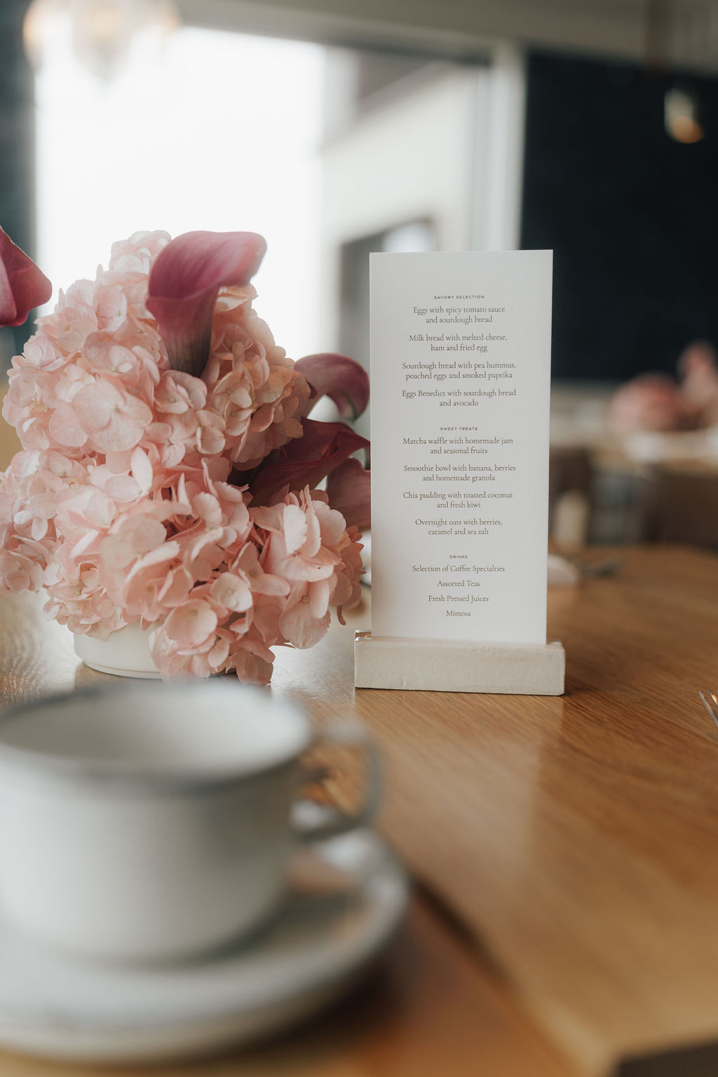 Frühstückskarte im Letterpress auf Baumwollpapier in handgefertigtem Keramikständer mit rosa Hortensien