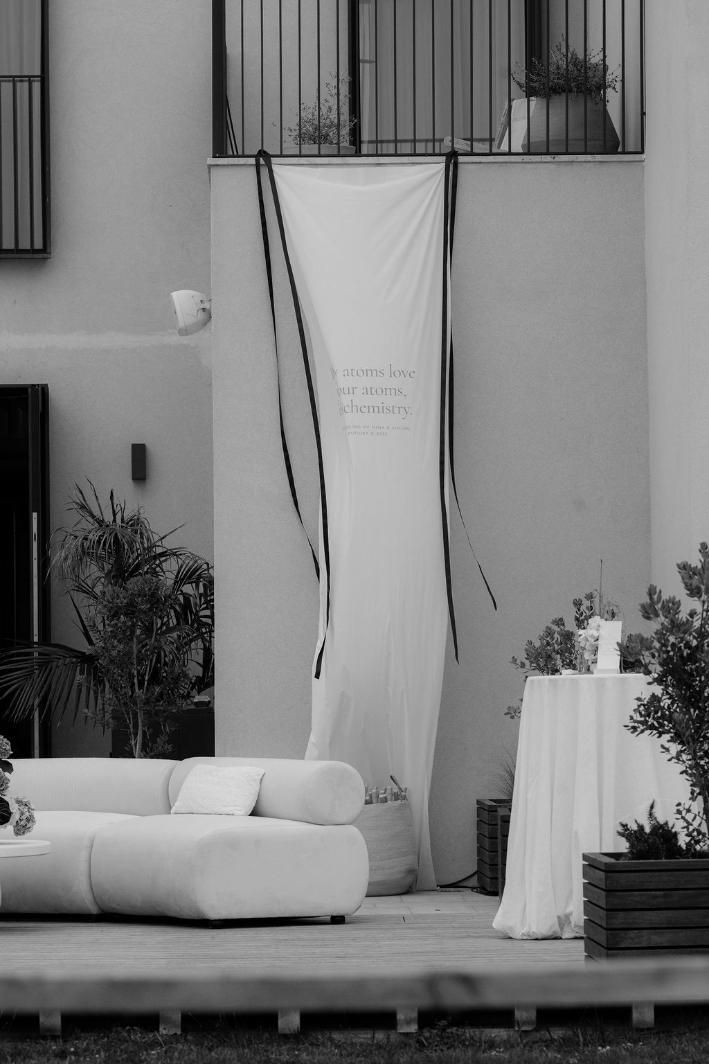 Individuelles Hochzeitsbanner mit kalligrafiertem Zitat – Nina und Julian, Aethos Ericeira, Portugal, Wedding Mark