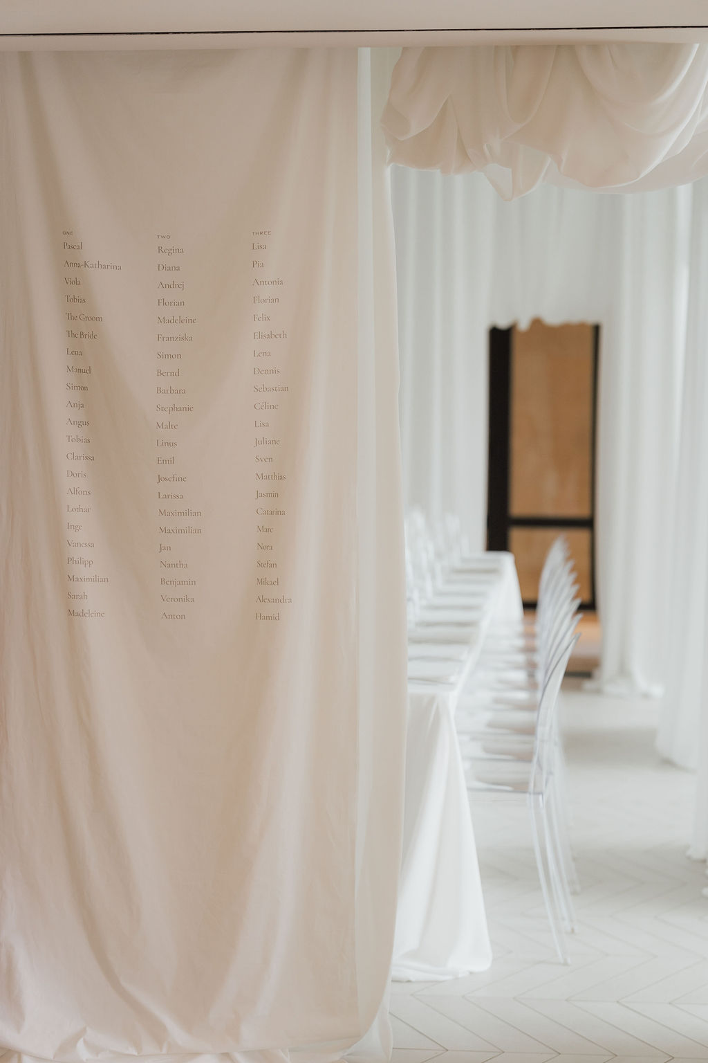 Sitzplan aus Baumwollstoff, eingebunden in die drapierte Hochzeitsdekoration — Papeterie für Destination Weddings