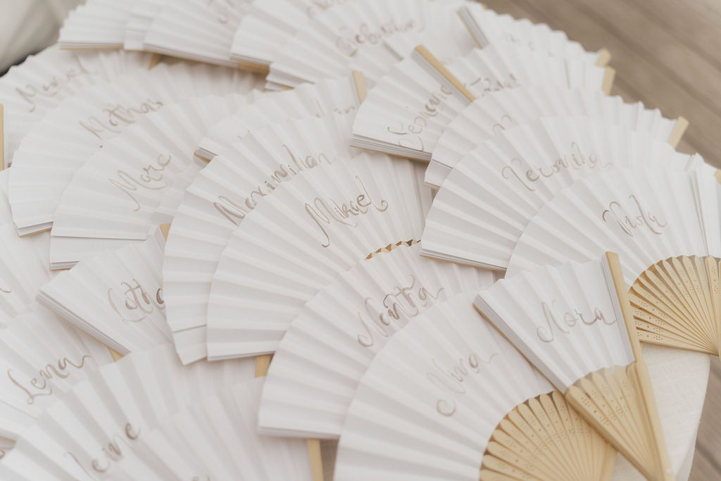 Von Hand kalligrafierte Papierfächer als Geschenk für die Gäste