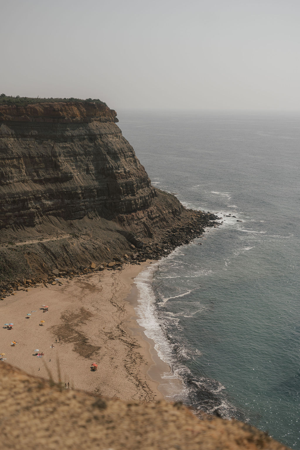 Luftaufnahme der Steilküste von Ericeira