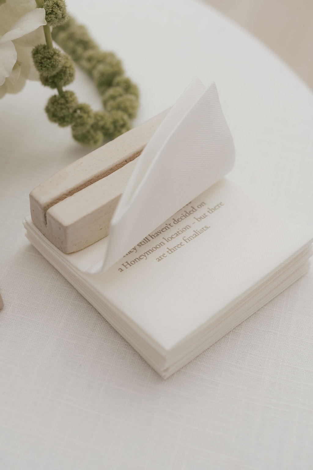 Letterpress-Servietten mit Fun Facts über das Paar auf maßgefertigtem Keramikständer