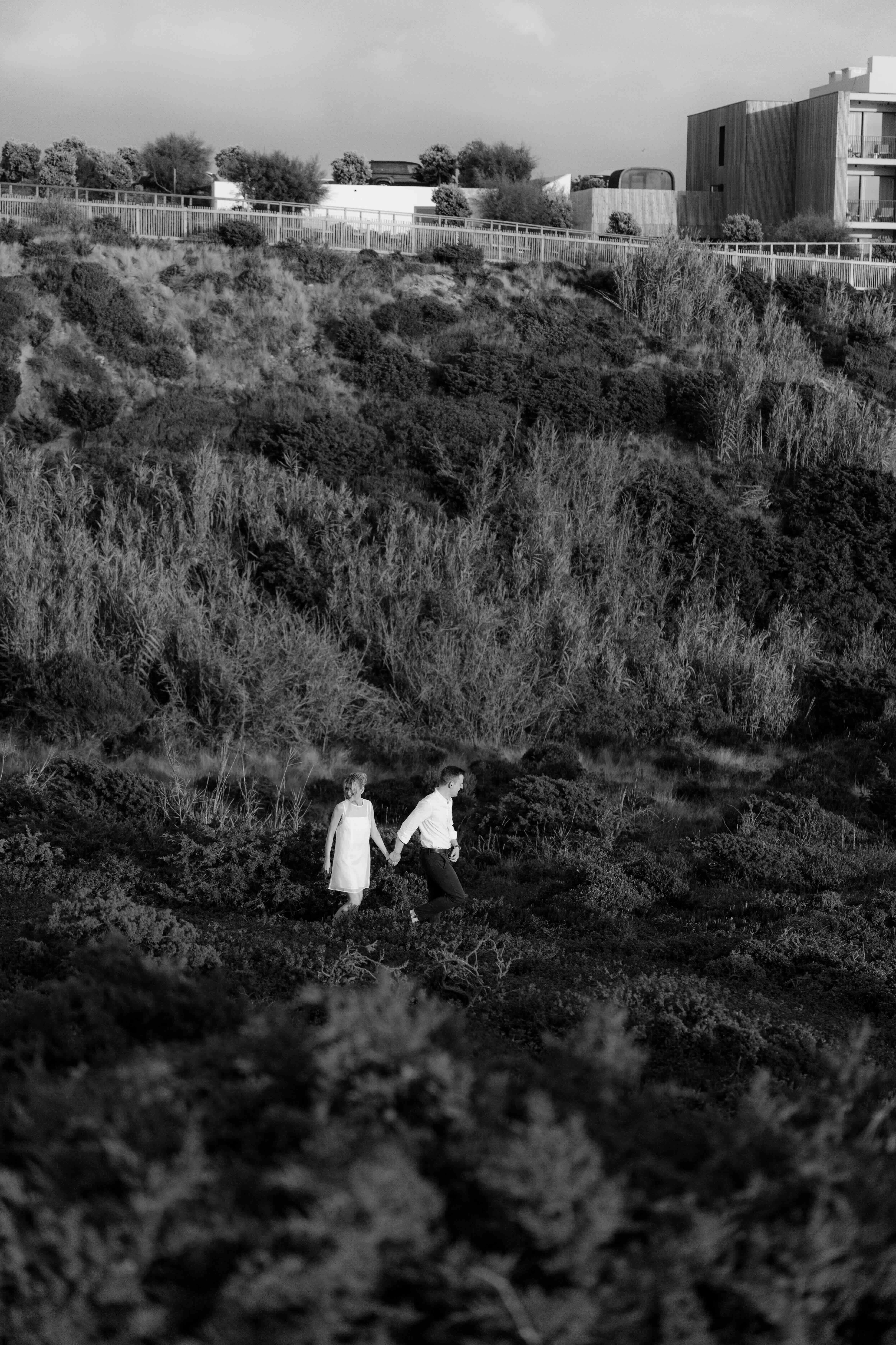 Nina und Julian spazieren durch die Küstenlandschaft — Aethos Ericeira, Portugal