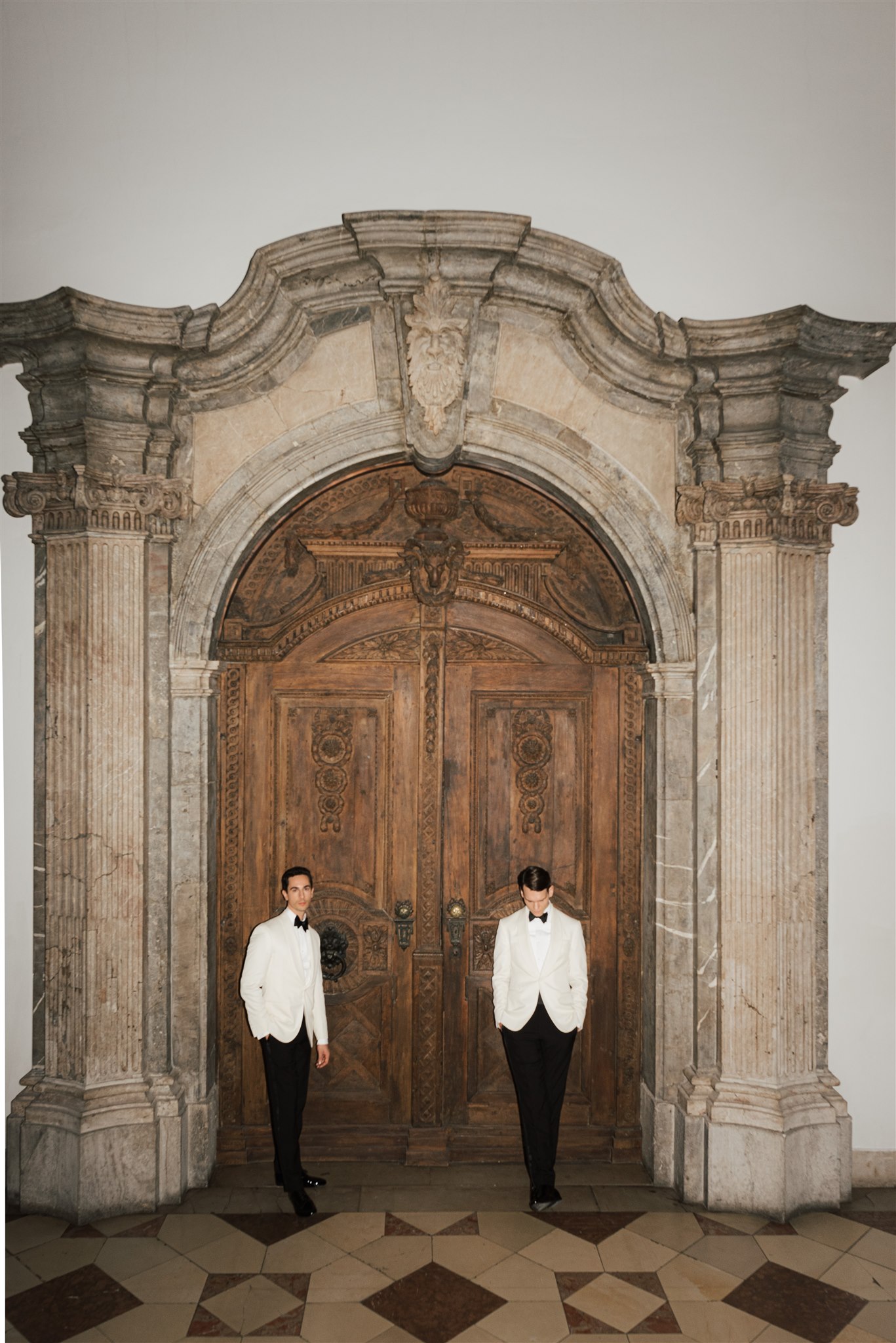 Zwei Bräutigame mit Eheringen – Bespoke visuelle Identität für eine Destination Wedding von Wedding Mark