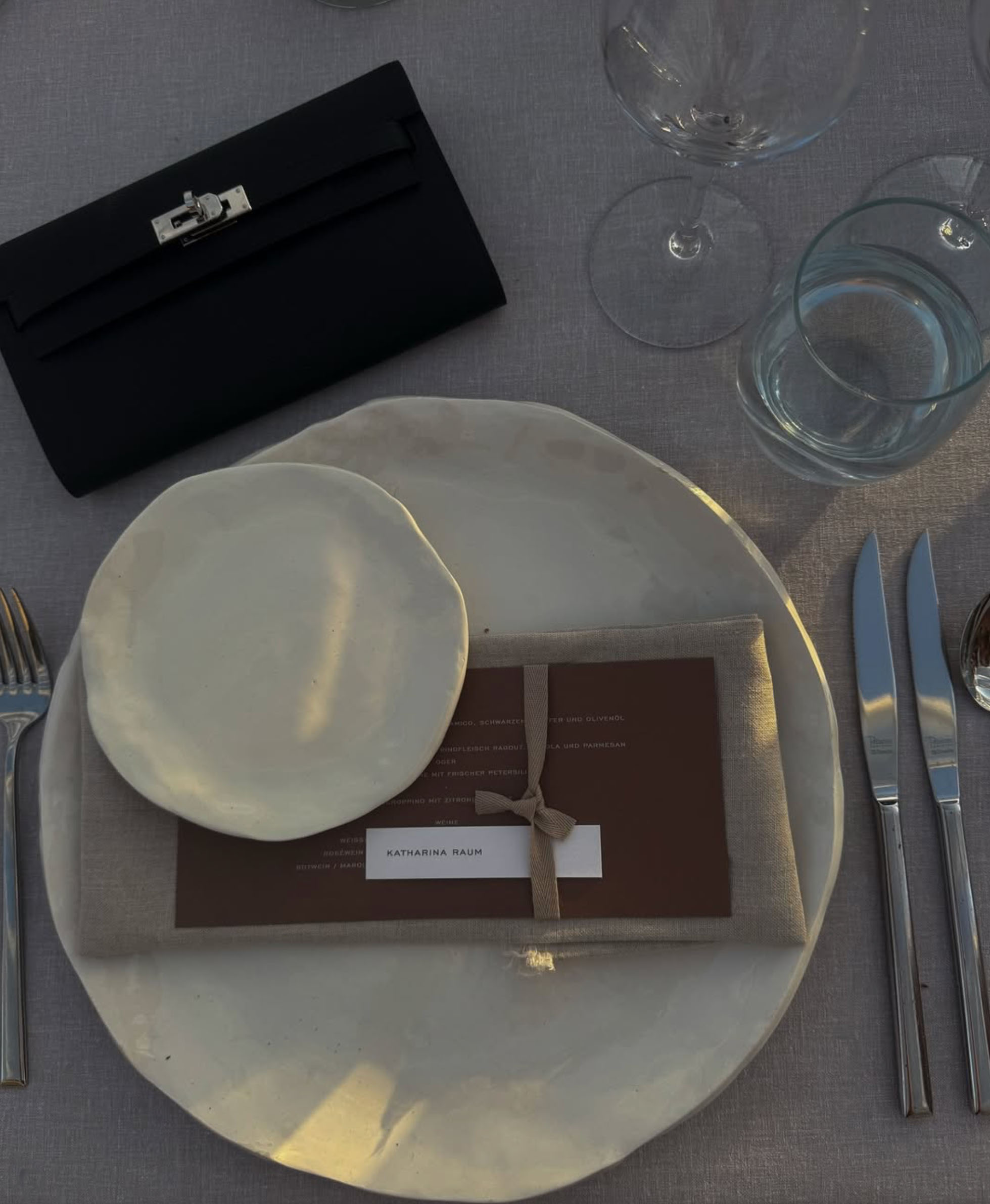 Individuelle Platzkarten mit Baumwollband auf Leinenservietten — La Fortaleza, Mallorca — Wedding Mark by Aleksandra Popow